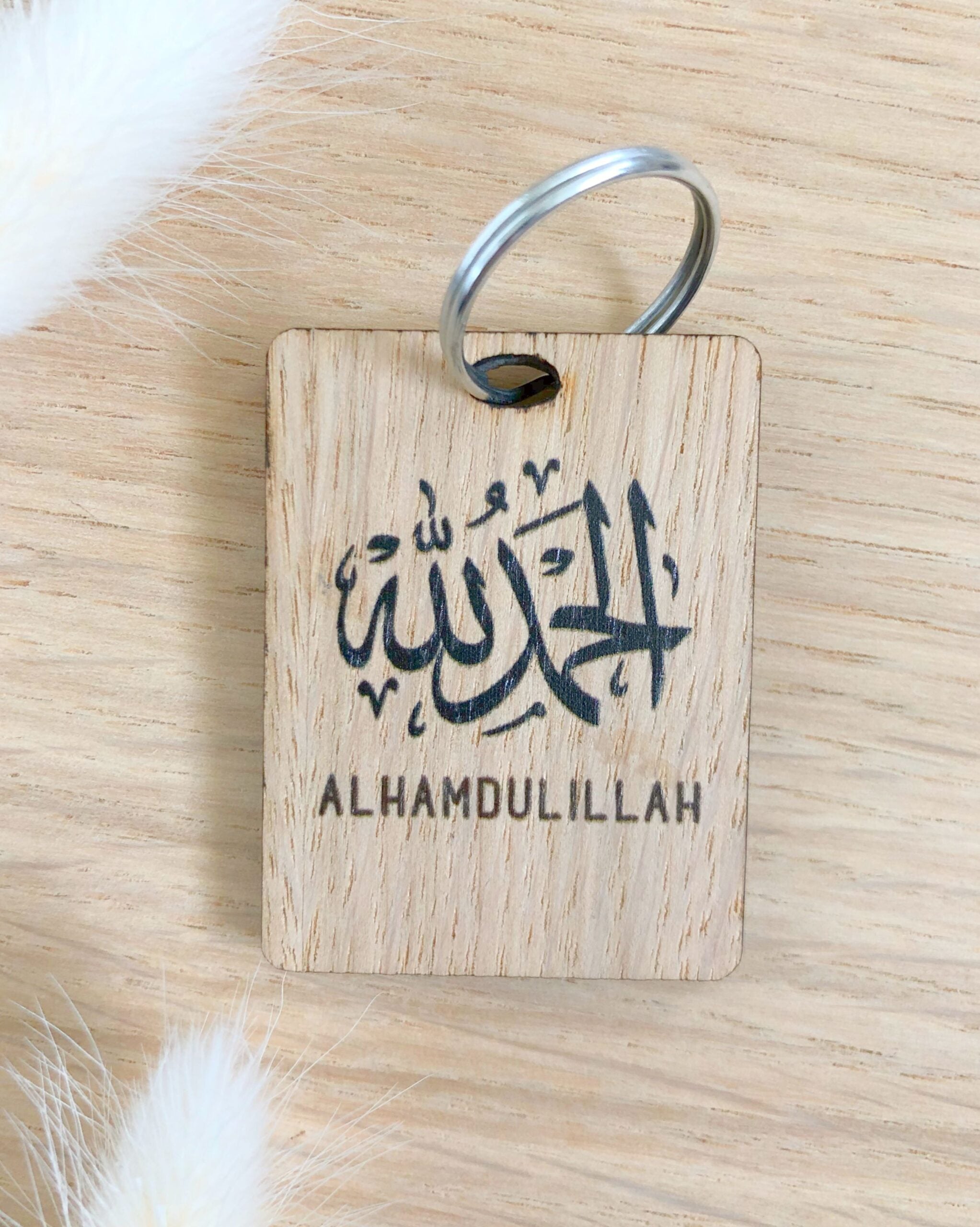 dekorativ nøglering i egefiner med alhamdulillah kalligrafi
