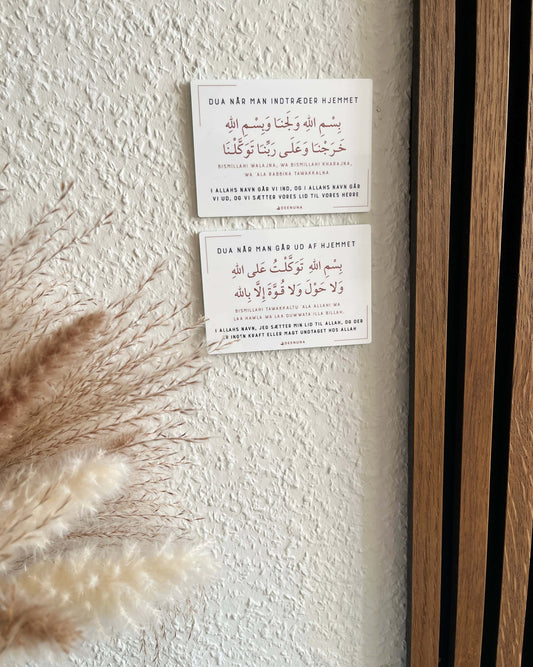 islamisk dua-skilt med dekorativ tekst i hvid akryl