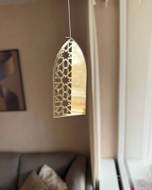 dekorativ heminredning med islamisk arkitektonisk inspiration i spegelakryl