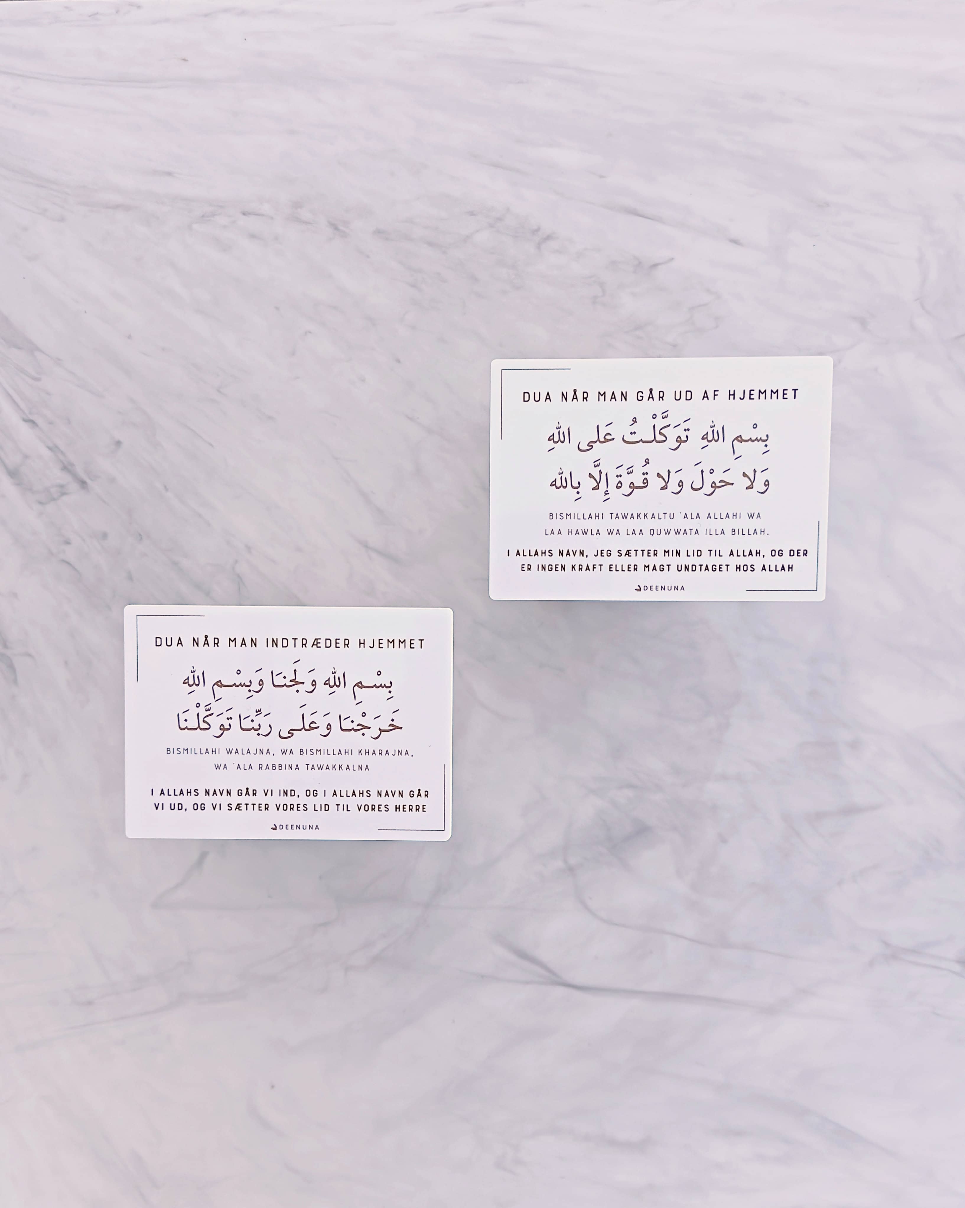 islamisk dua-skilt med dekorativ tekst i hvid akryl