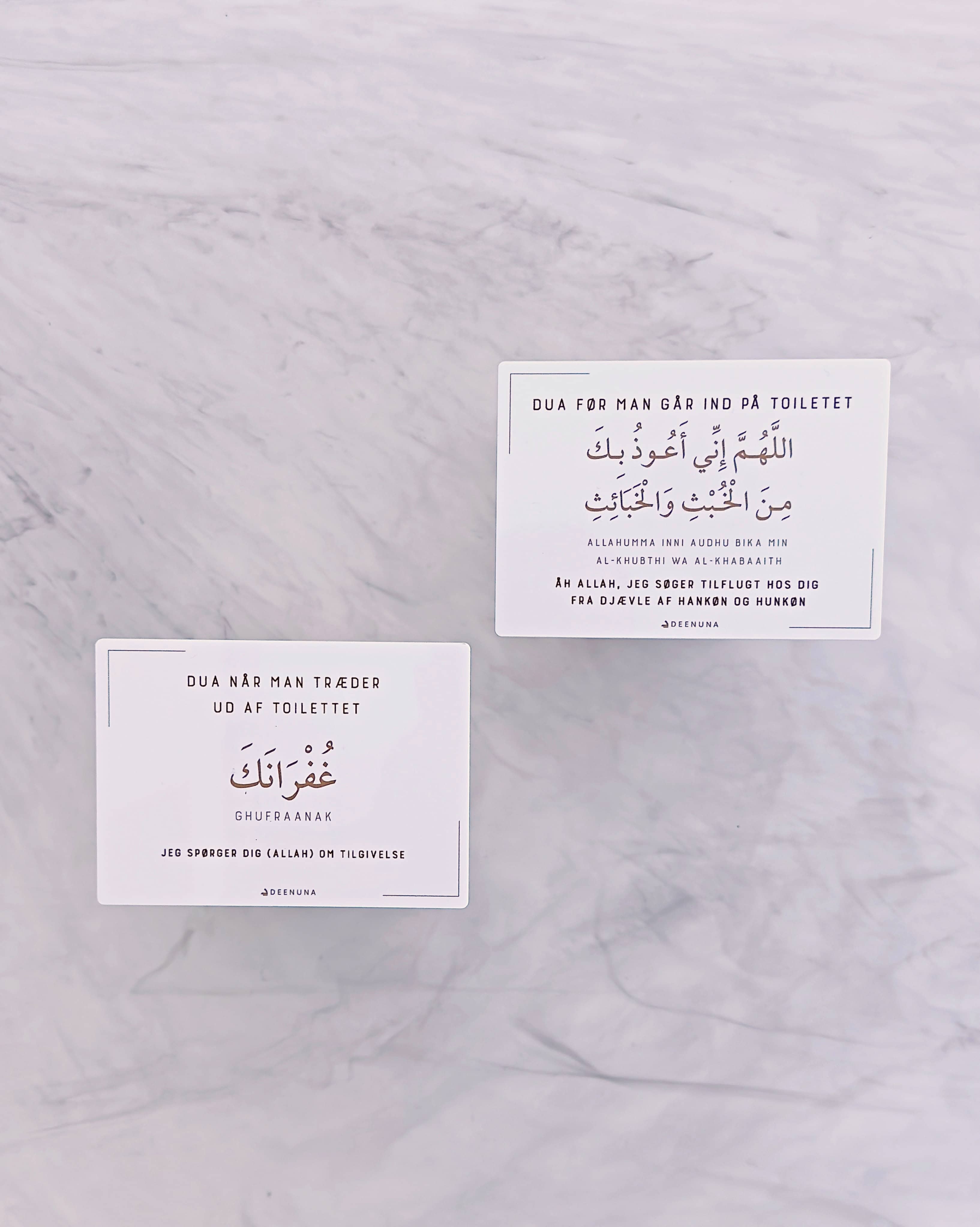 islamisk dua-skilt med dekorativ tekst i hvid akryl
