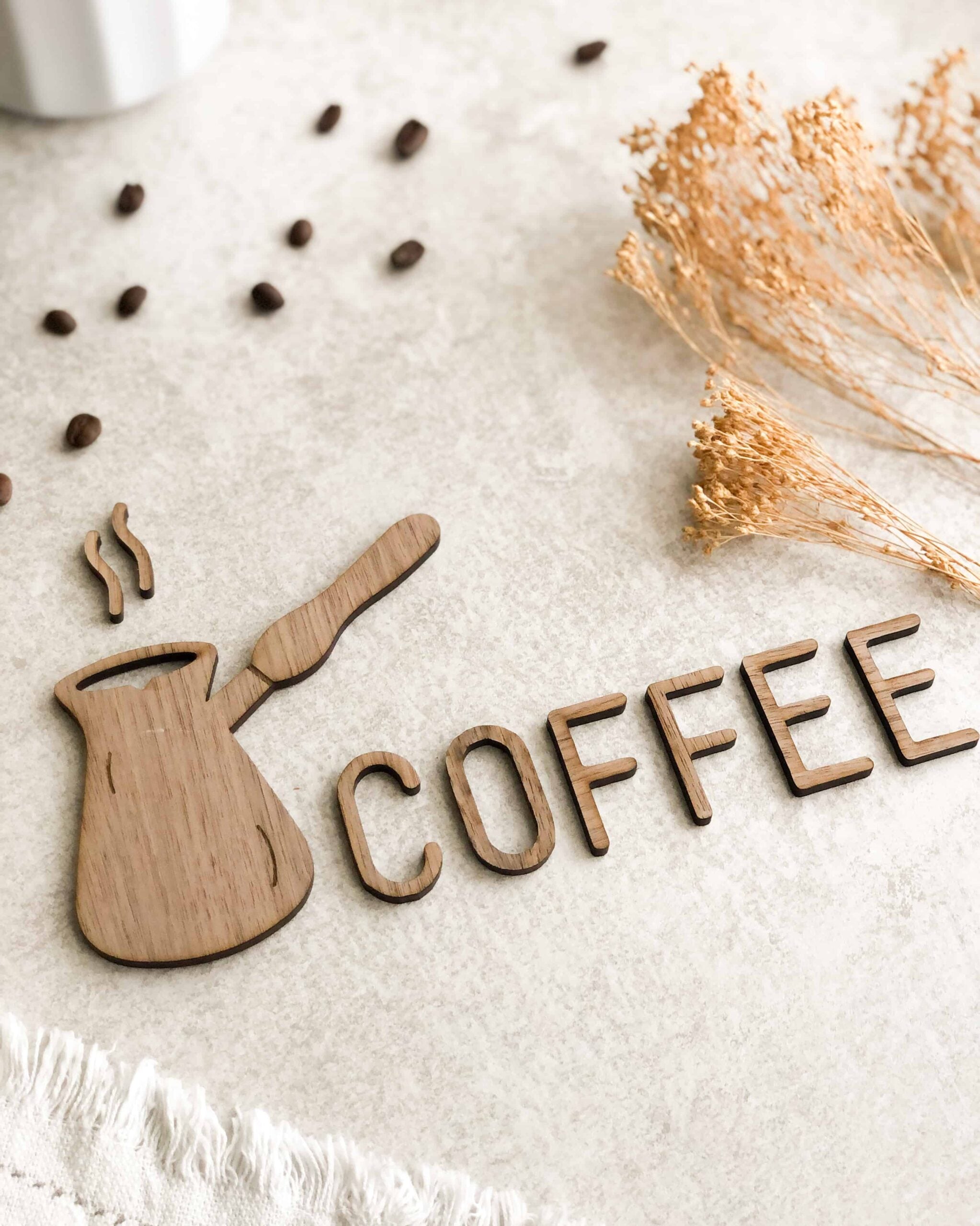 Jazwha-kaffeskilt i valnødsfinér med kaffekande og teksten COFFEE som dekoration til kaffehjørnet