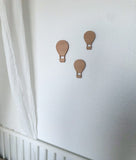 Drie schattige kleine luchtballonnen in verschillende maten voor decoratie in de kinderkamer. Ze zijn leverbaar in twee materialen: eikenfineer of berkenfineer.