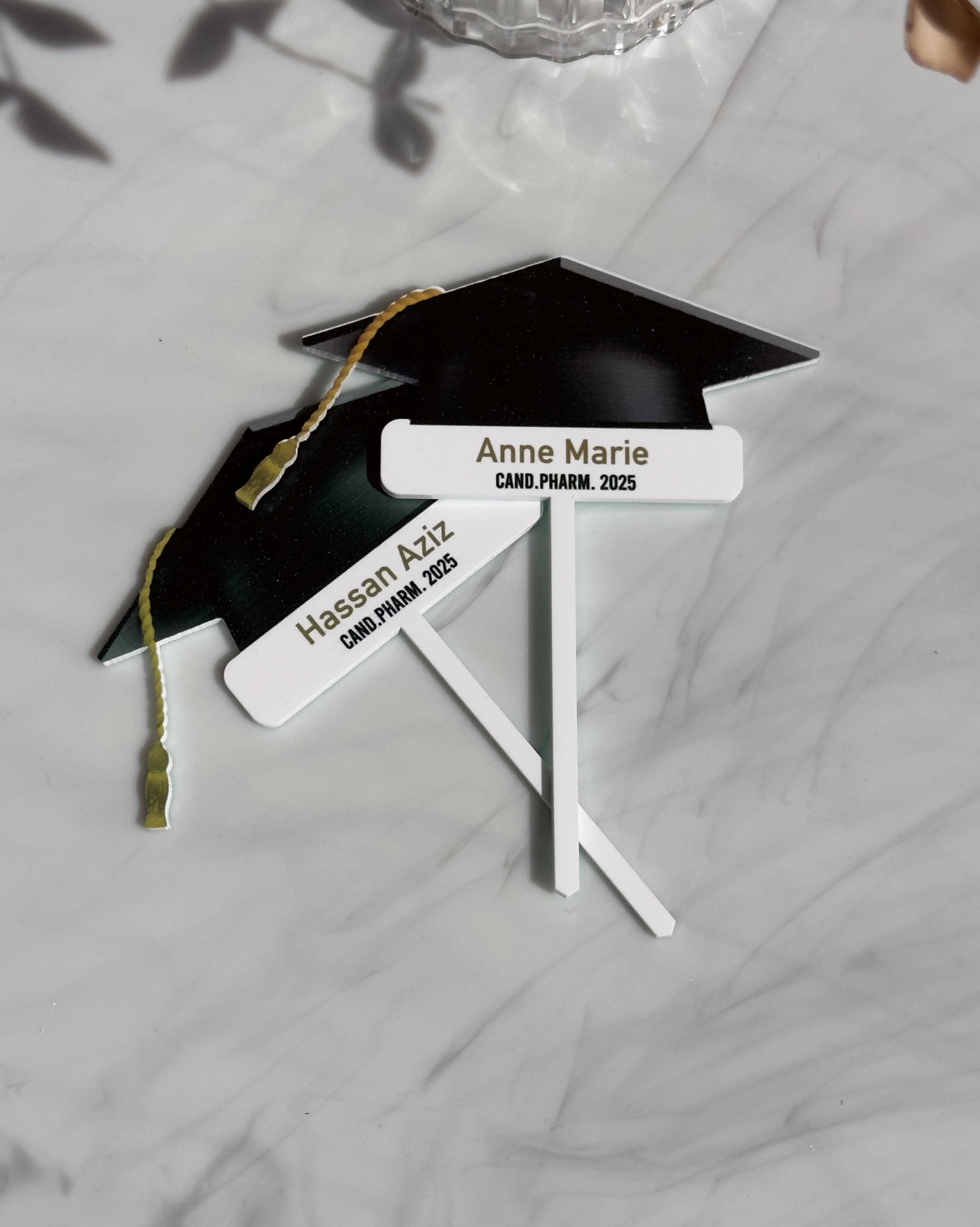 Personlig caketopper til nyuddannet med navn og studenterhue i hvid akryl