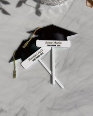 Personlig caketopper til nyuddannet med navn og studenterhue i hvid akryl