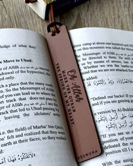 Quran Reflection bogmærke i læder placeret i en åben Koran