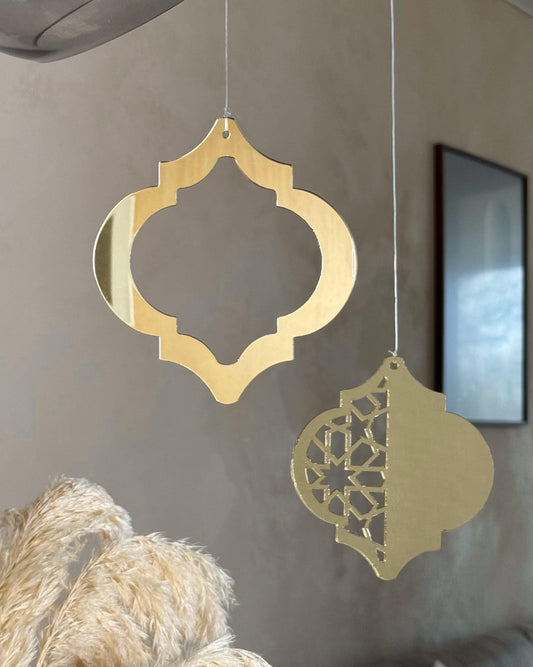 Dekorativt Ramadan ophængssæt i guld spejlakryl med islamisk inspireret design