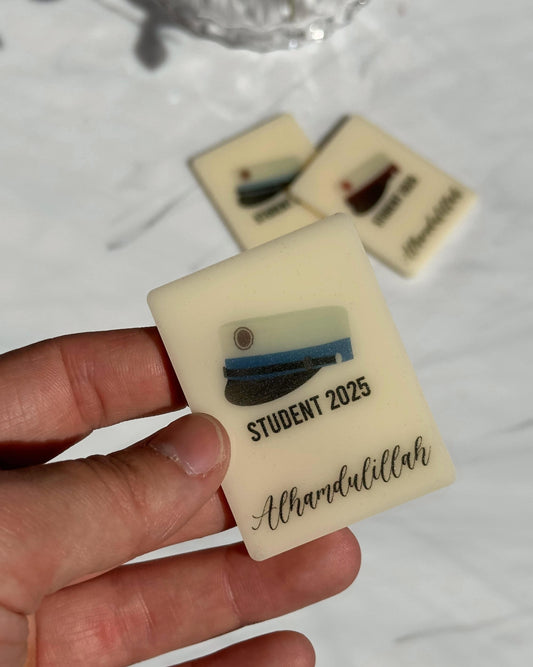dekorativ magnet med islamiskt inspirerad design för student och examen i beige akryl størrelsen 4,5cm x 6cm