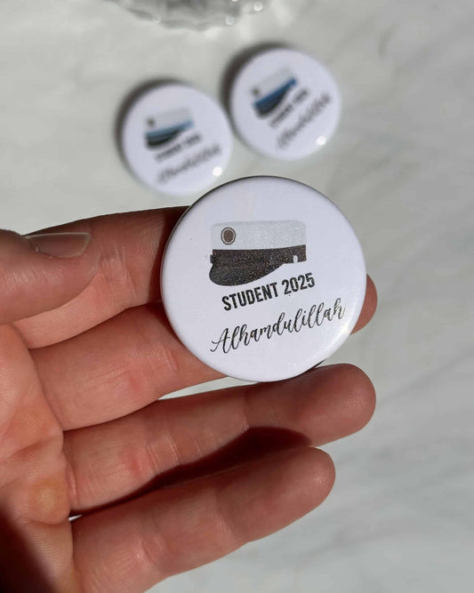 produktbild av Studenter Badge för student och examen i vitt akryl storleken är 4,4cm i diameter