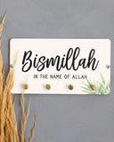 Hvid nøgleholder i akryl med Bismillah-tekst og dekorativt blomstermotiv