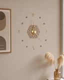 dekorativt väggklocka med islamiskt inspirerad design i guldfärg, valnød