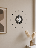 dekoratives Wanduhr med islamisch inspireret design in Silberoptik