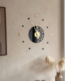 dekoratives Wanduhr med islamisch inspireret design in Goldoptik