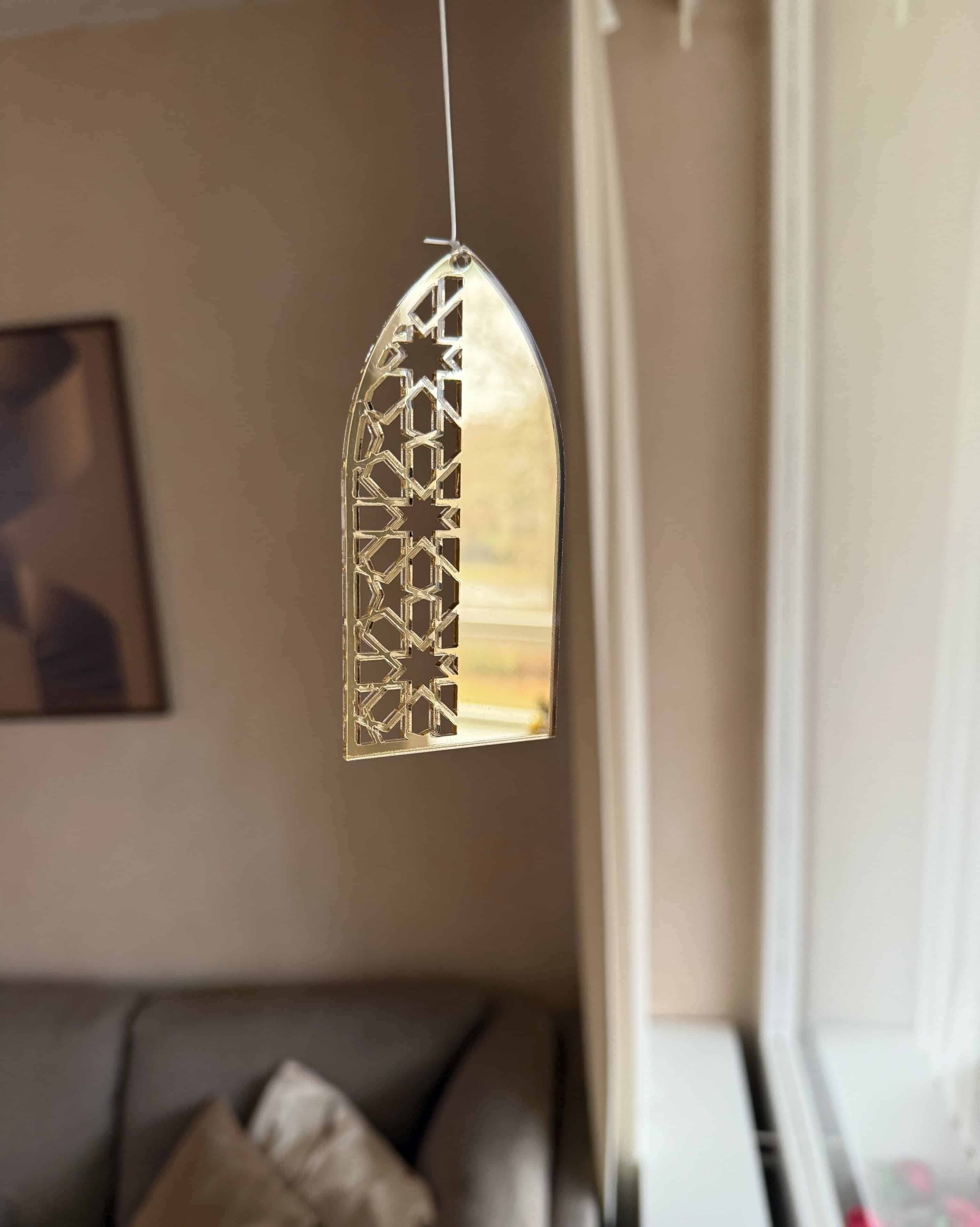 Al-Aqsa inspireret ophæng i guld spejlakryl med geometrisk mønster