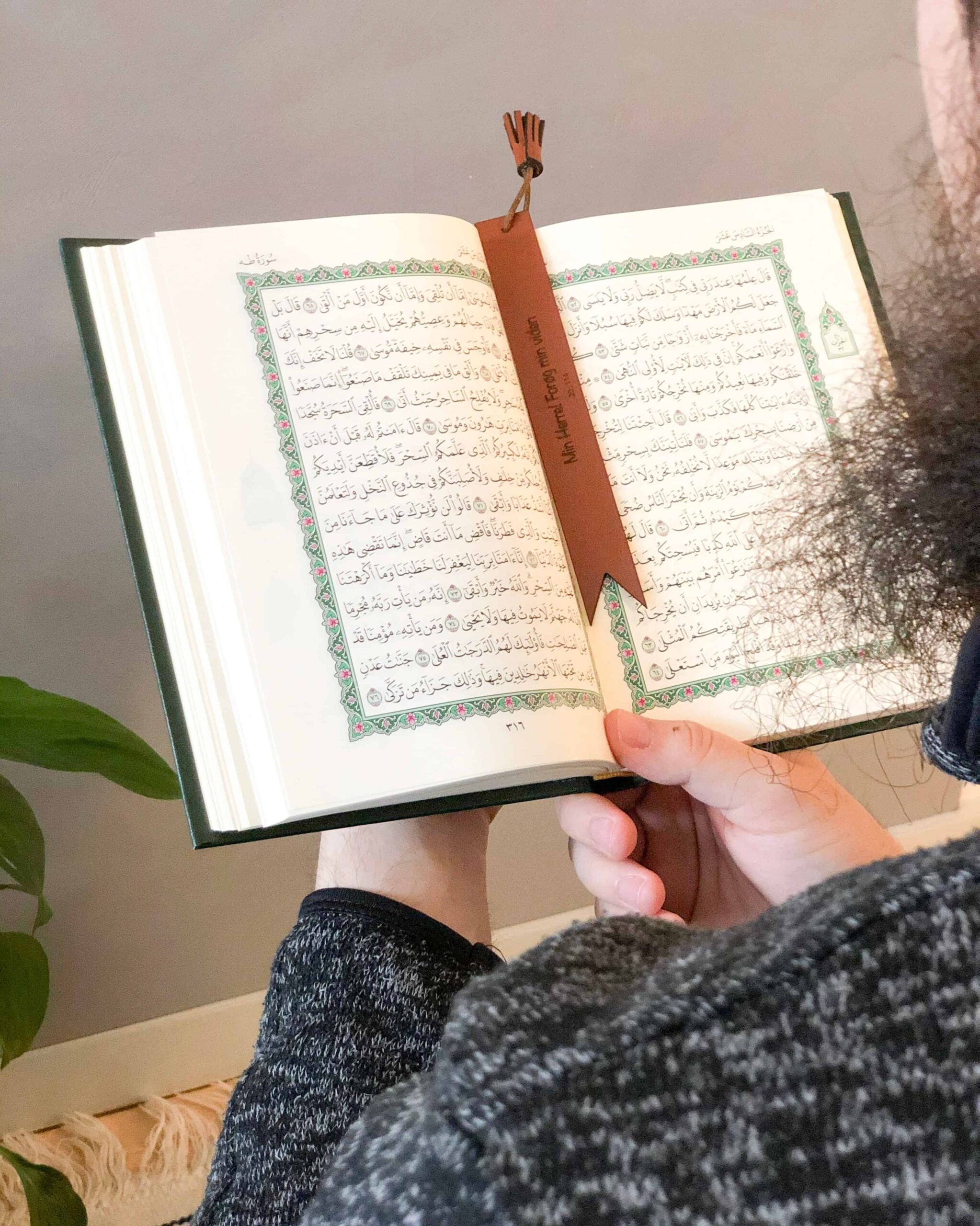 Mand som læser Quran