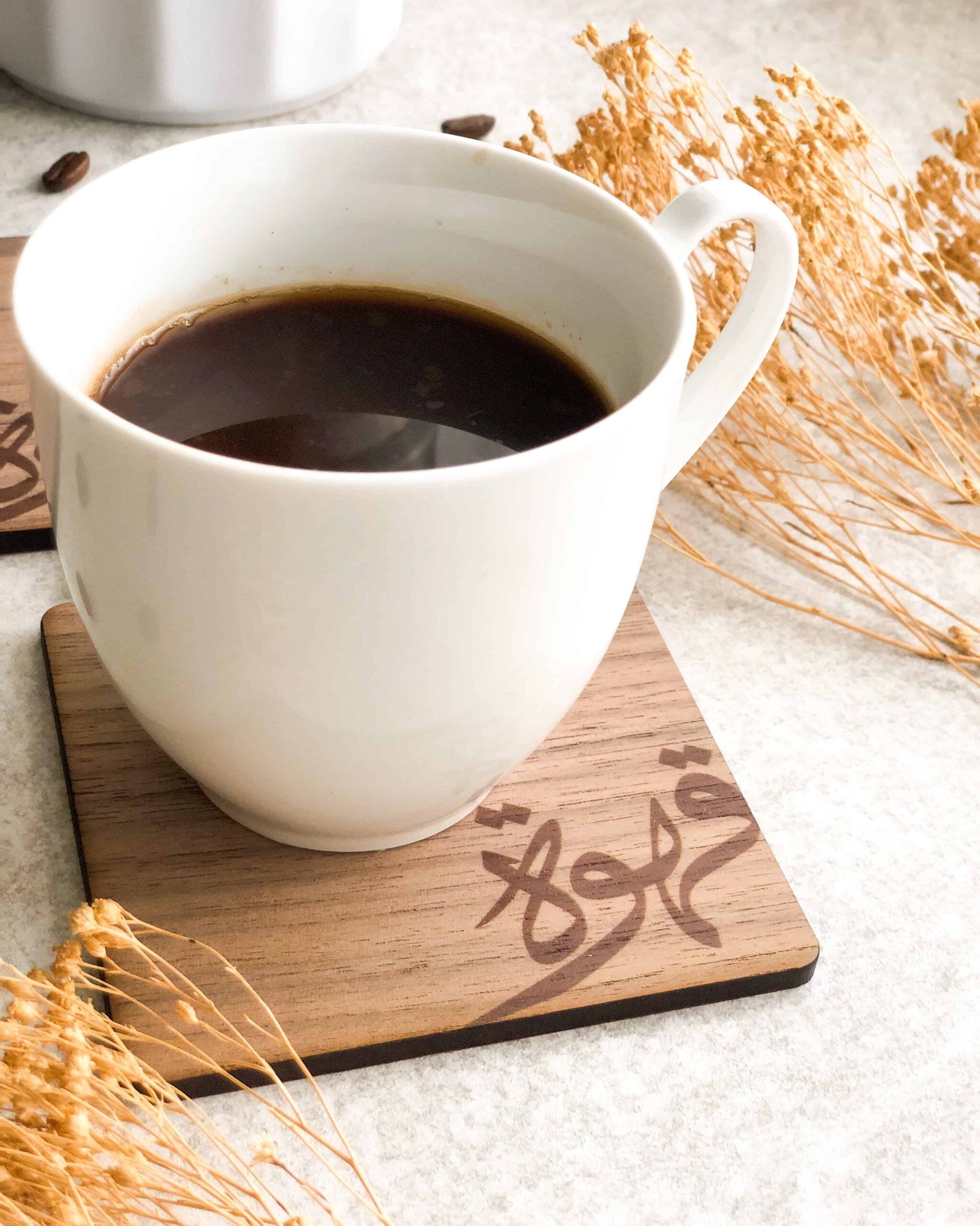 Bordskåner til kaffe i valnødsfinér eller egefinér med dekorativt kaffemotiv