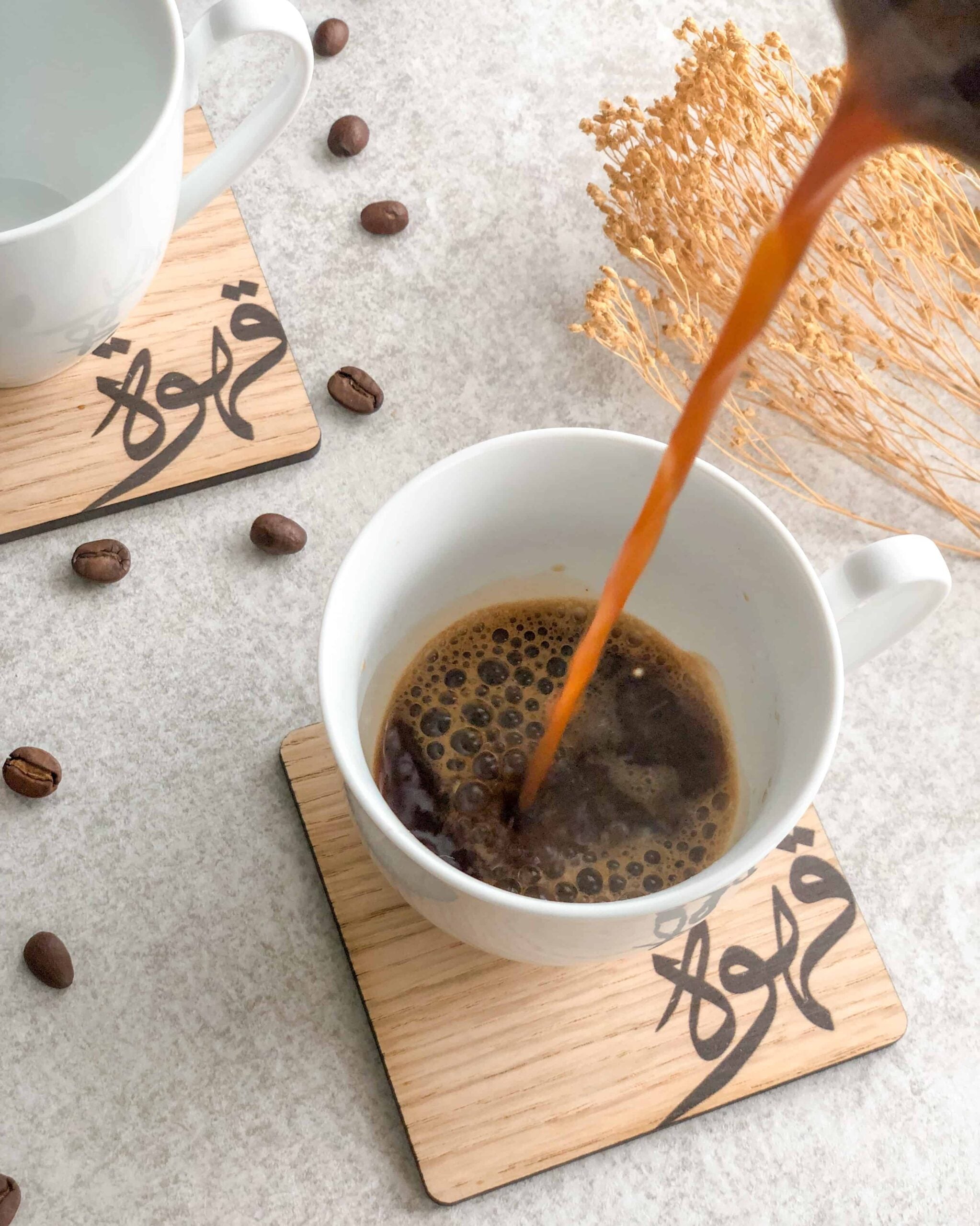 Bordskåner i valnødsfinér eller egefinér med kaffemotiv og kaffekop