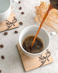 Bordskåner i valnødsfinér eller egefinér med kaffemotiv og kaffekop