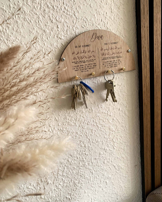 Buet nøgleholder med dua i eg og gyldne kroge til nøgler