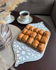 Dekorativt serveringsfad med baklava serveret sammen med kaffe