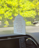 Dua skilt til bilen med islamisk påmindelse hængende ved bakspejlet