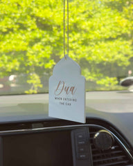 Dua skilt til bilen i hvid akryl som hængende dekoration ved bakspejlet