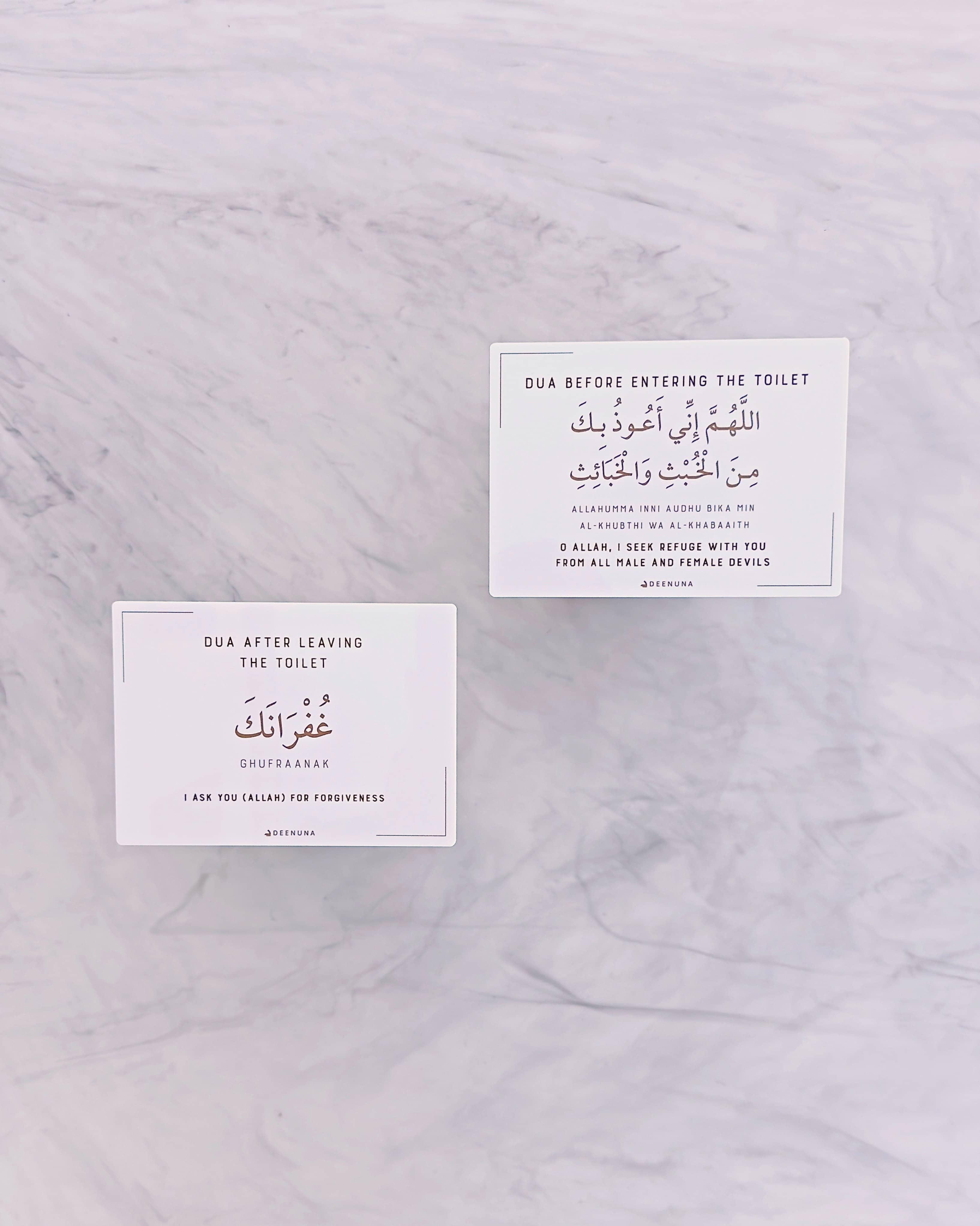 islamisk dua-skilt med dekorativ tekst i hvid akryl
