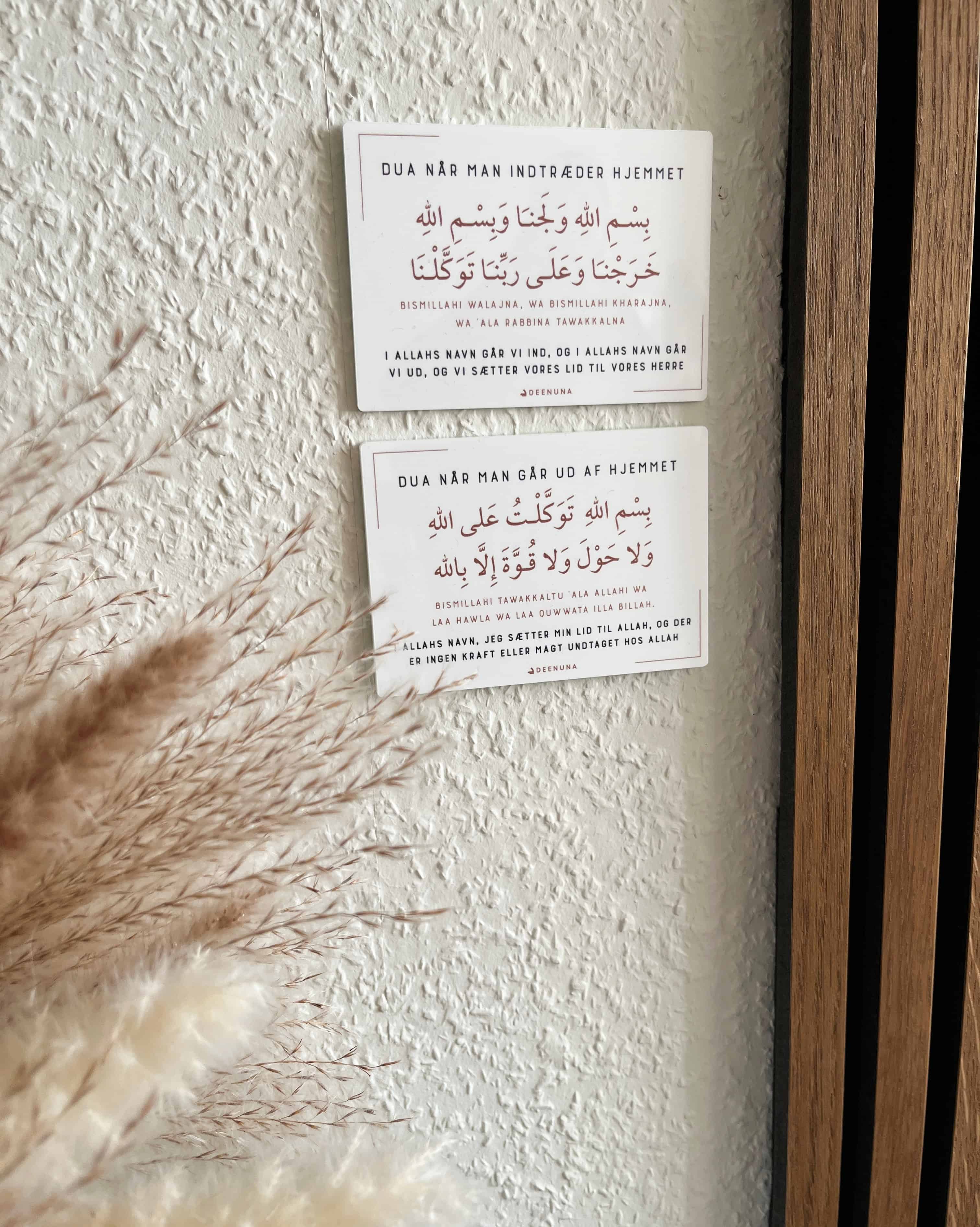 Hvide dua skilte med arabisk tekst som vægdekoration