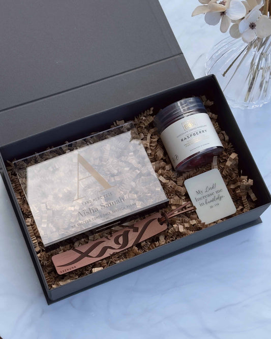 Personlig gaveæske til nyuddannet med skilt, læderbogmærke og chokoladeovertrukket vingummi fra The Original Box