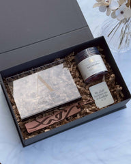 Personlig gaveæske til nyuddannet med skilt, læderbogmærke og chokoladeovertrukket vingummi fra The Original Box