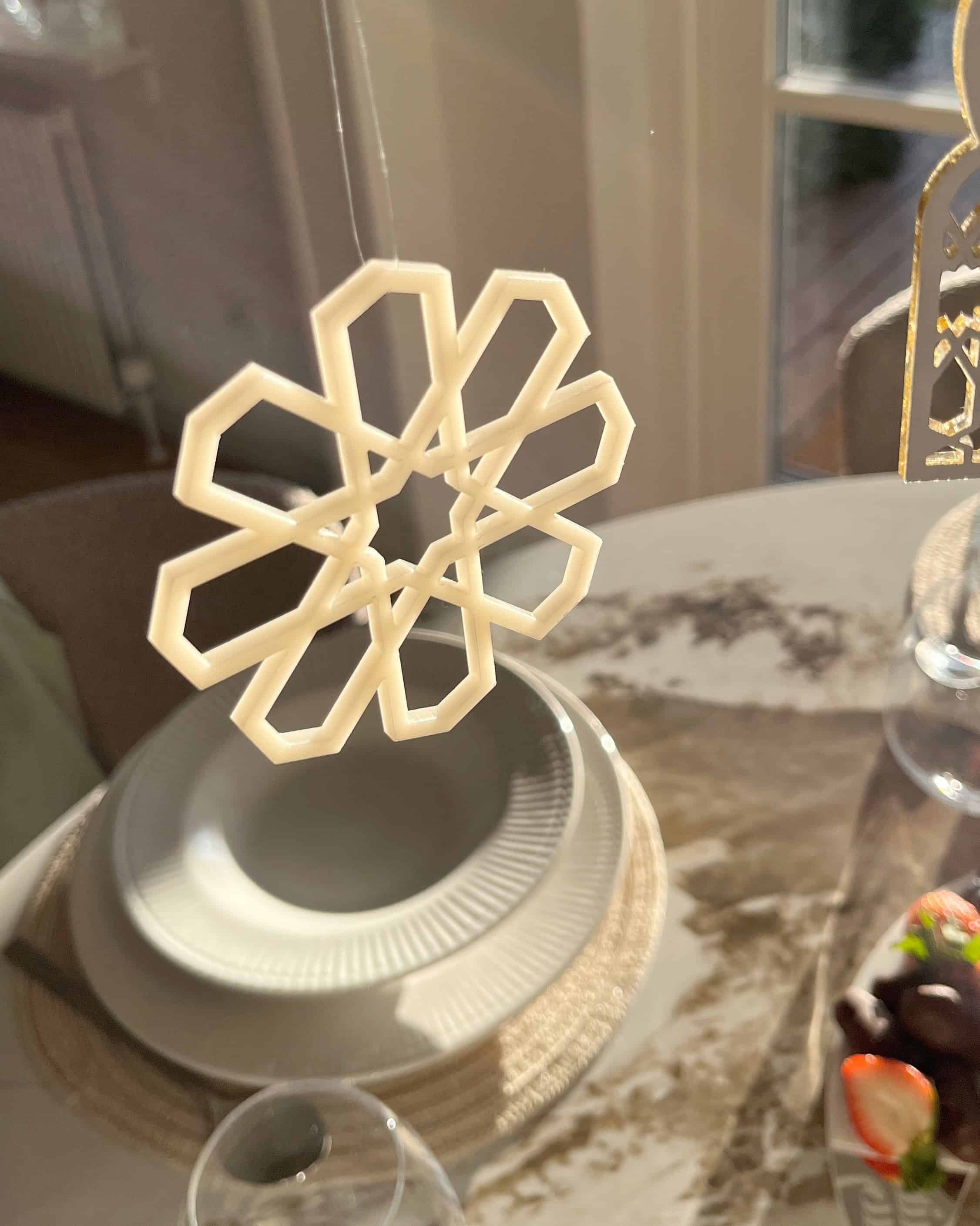 Geometrisk ophæng i beige som hængende dekoration ved spejl