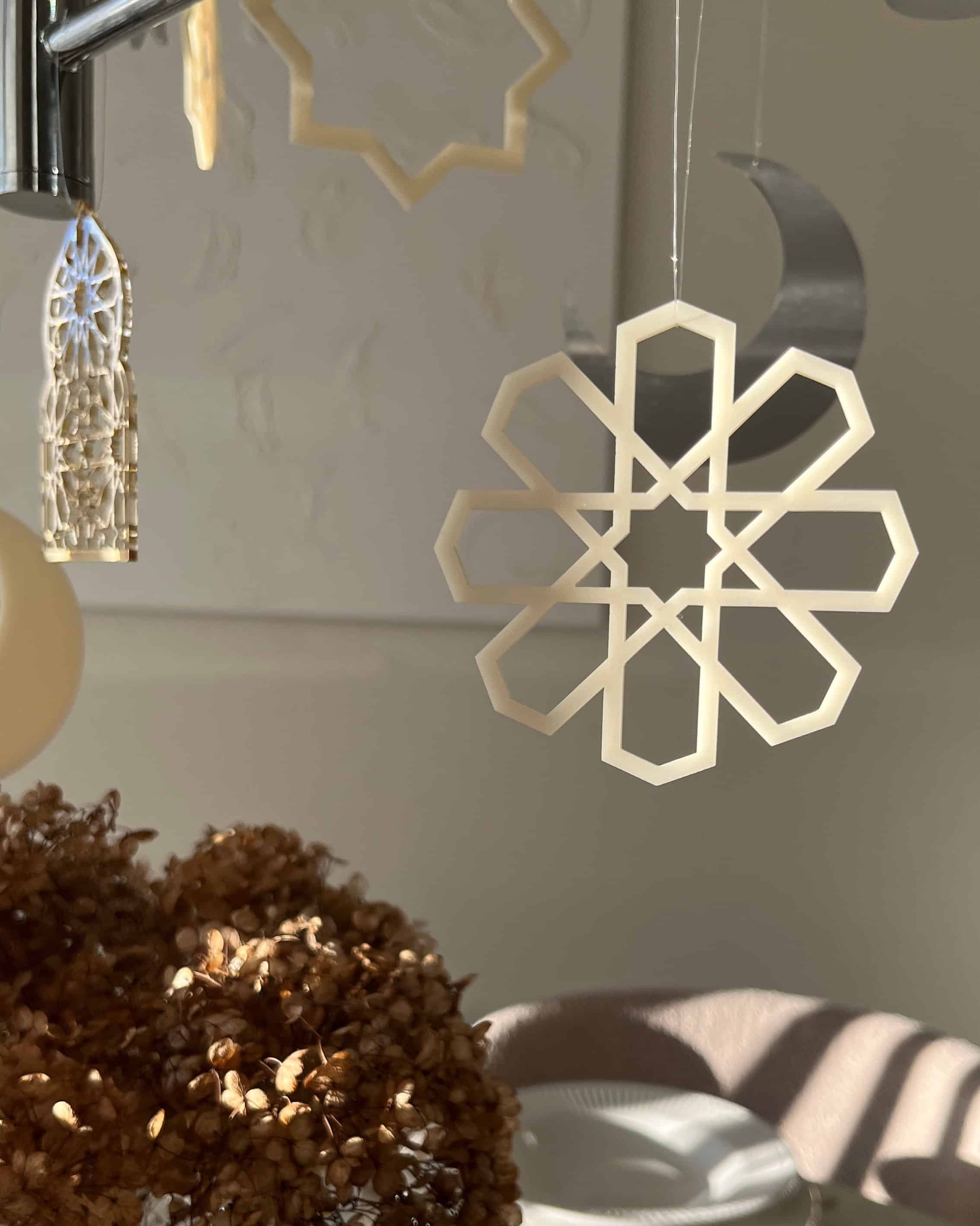 Geometrisk ophæng i beige som dekorativt ophæng i hjemmet