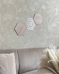 Tre moderne hexagon vægpaneler i træ med geometrisk mønster