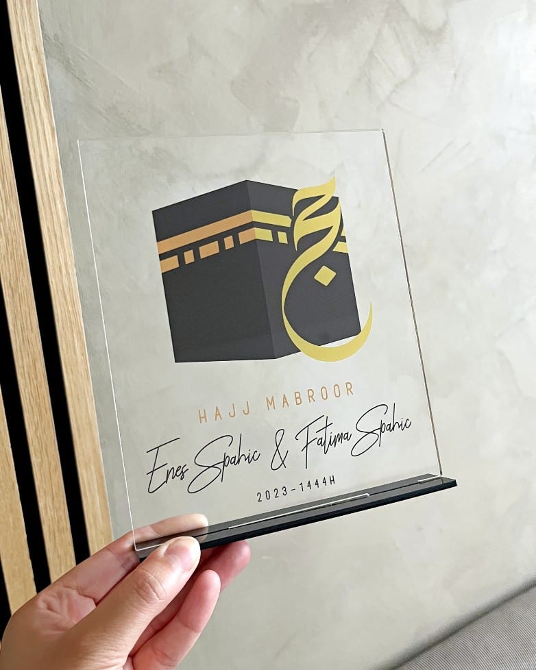 Hajj Mabroor skilt med Kaaba motiv og personligt navn som minde fra Hajj