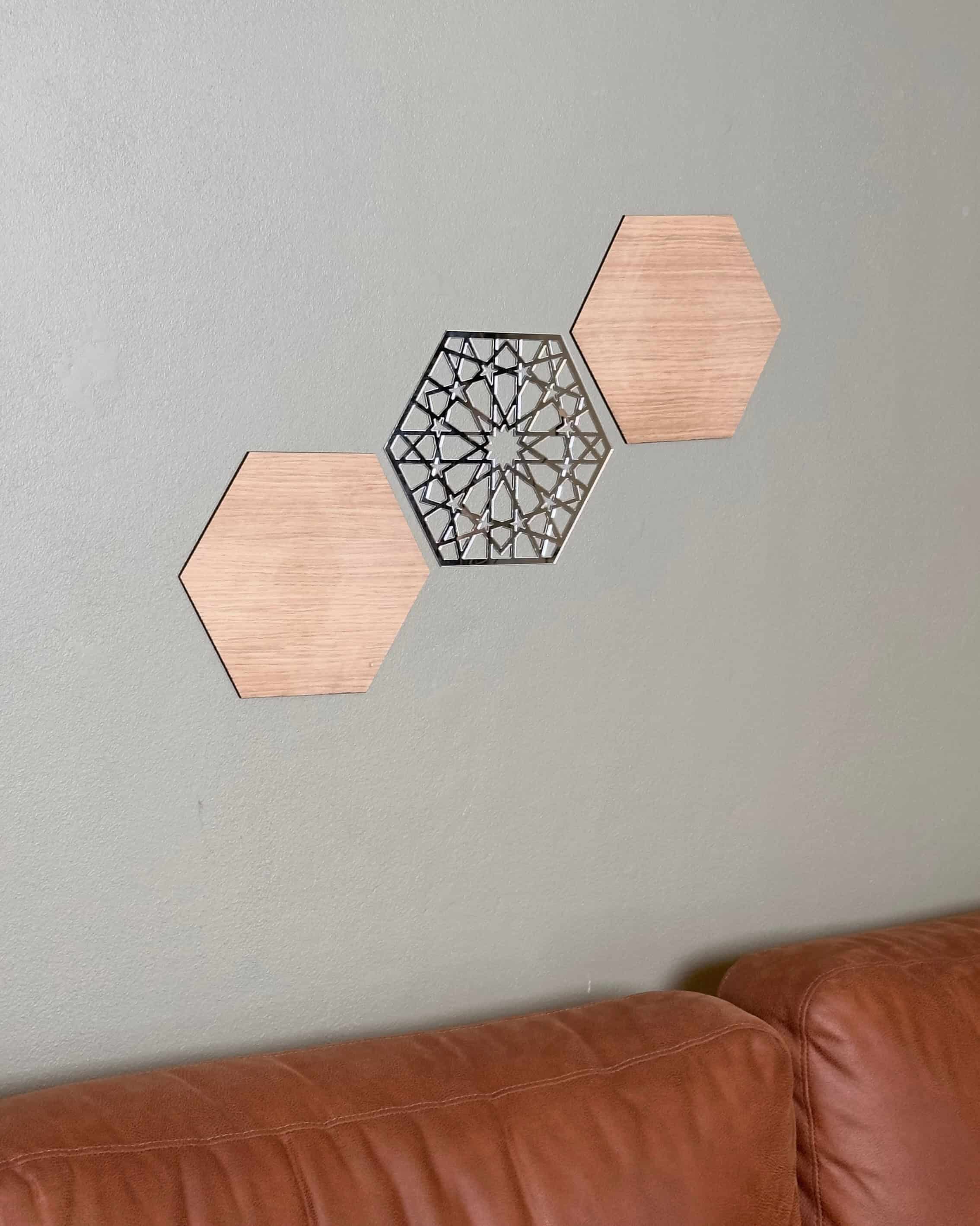 Hexagon vægpaneler i egefiner med sølv geometrisk midterpanel