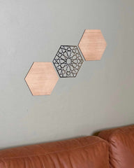 Hexagon vægpaneler i egefiner med sølv geometrisk midterpanel