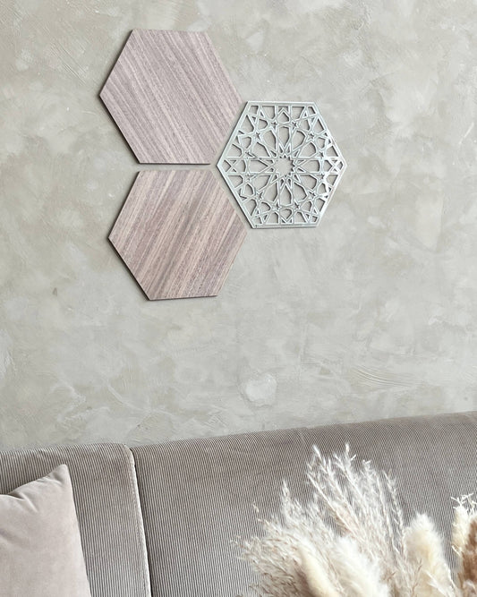 Hexagon vægpaneler i valnødsfiner med geometrisk sølvdetalje