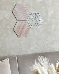 Hexagon vægpaneler i valnødsfiner med geometrisk sølvdetalje
