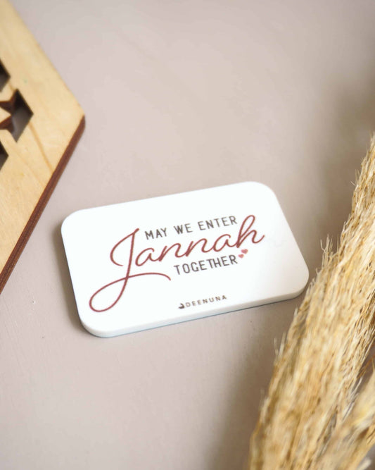 Jannah magnet i hvid akryl med teksten May We Enter Jannah Together