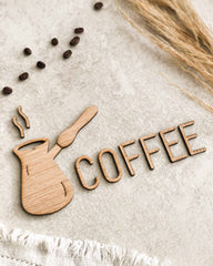 Kaffeskilt med Jazwha-kaffekande og teksten COFFEE i egefinér, valnødsfinér eller spejlakryl til kaffehjørnet