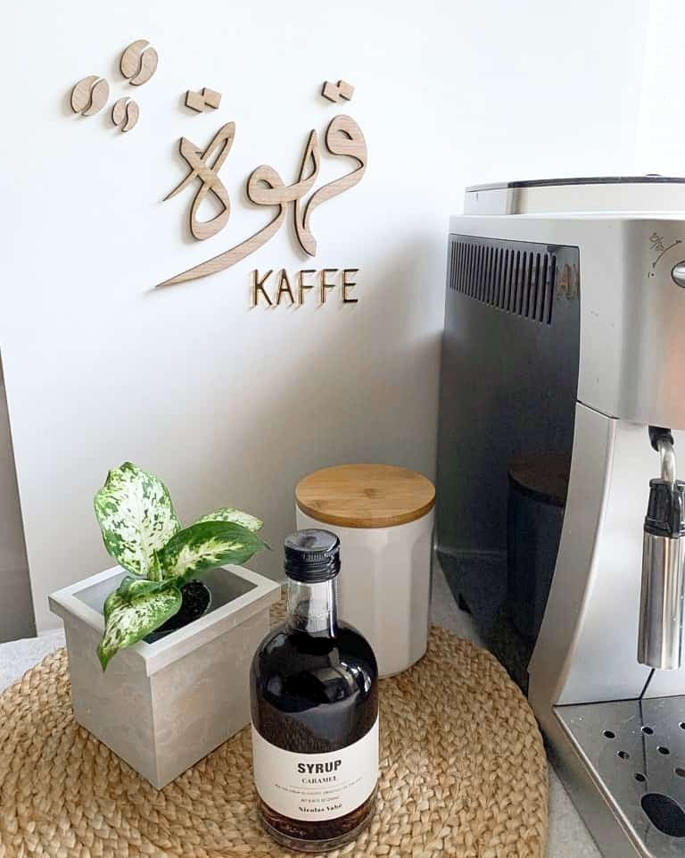 Kaffeskilt med arabisk kalligrafi i egefinér, valnødsfinér eller spejlakryl til kaffehjørnet