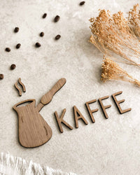 Dekorativt kaffeskilt med Jazwha-kaffekande og teksten KAFFE i egefinér, valnødsfinér eller spejlakryl