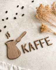 Dekorativt kaffeskilt med Jazwha-kaffekande og teksten KAFFE i egefinér, valnødsfinér eller spejlakryl