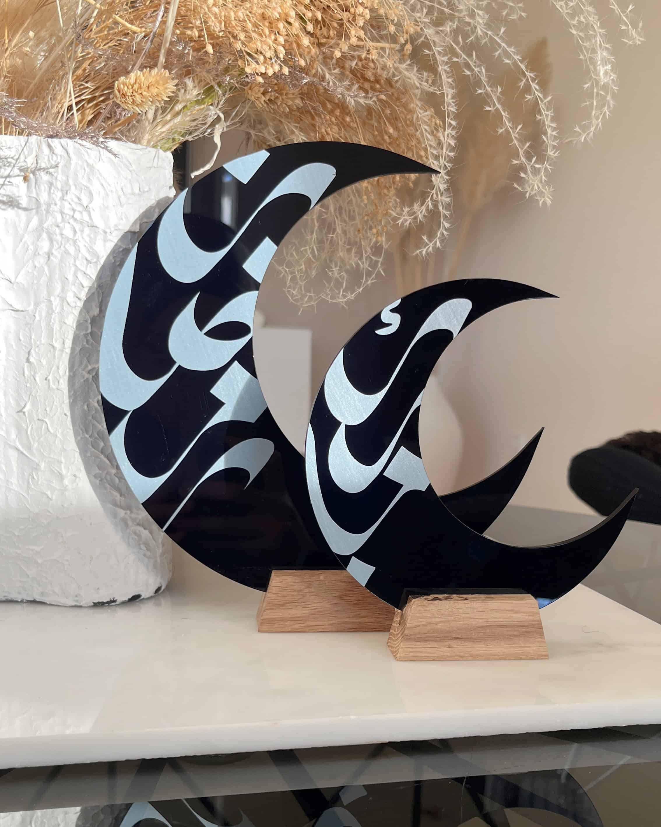 Store og lille Kalligrafi Måne i sort som islamisk inspireret borddekoration