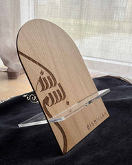 Koranholder Bismillah i egefiner og klar akryl set fra siden