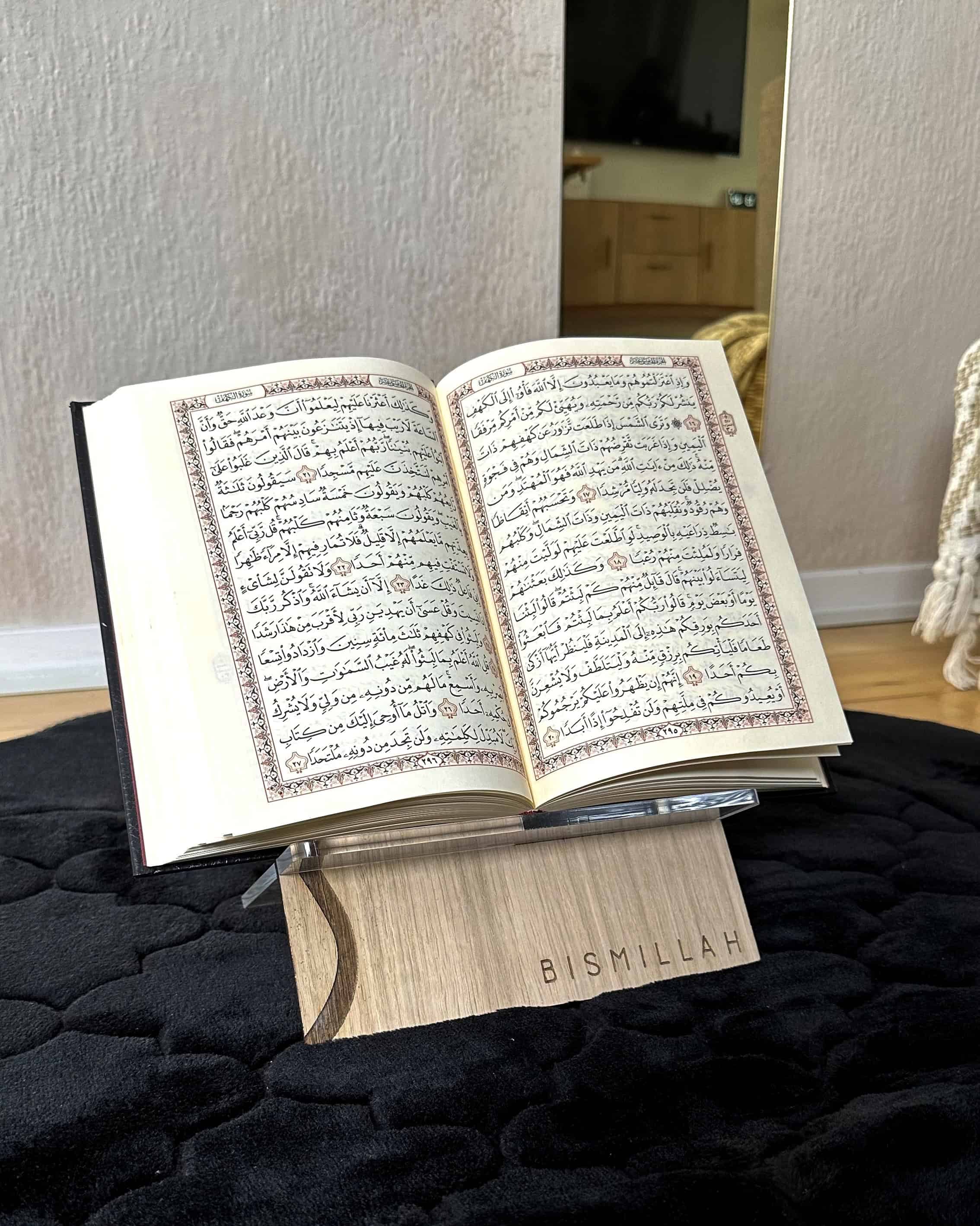Koranholder Bismillah i egefiner med åben Koran placeret på holderen