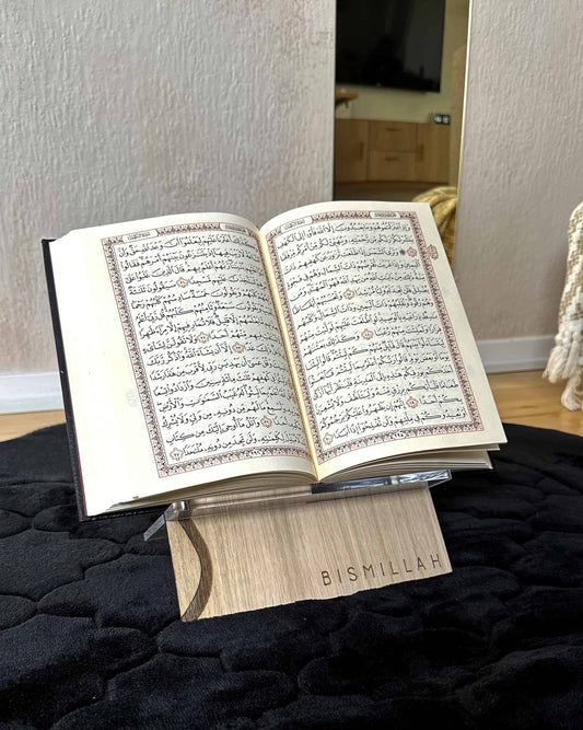 Koranholder Bismillah i egefiner med åben Koran placeret på holderen