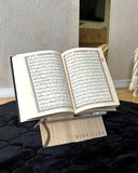 Koranholder Bismillah i egefiner med åben Koran placeret på holderen