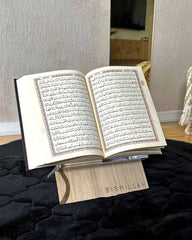 Koranholder Bismillah i egefiner med åben Koran placeret på holderen