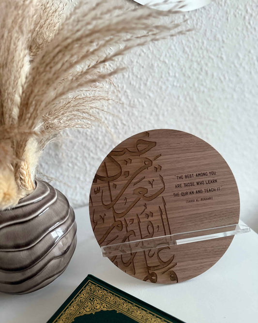 Koranholder i valnødsfiner og klar akryl med arabisk kalligrafi